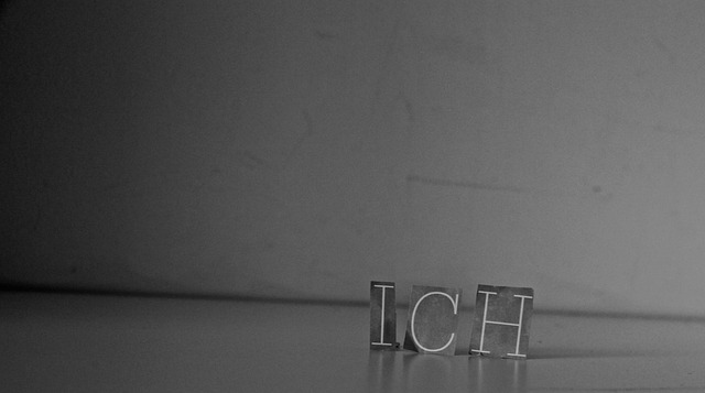 kalendarz tygodniowy i lista priorytetów na stole